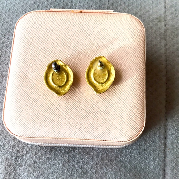 Avon Vintage 1988 Caviar Collection Victorian gold and gray post earrings - Picture 2 of 3